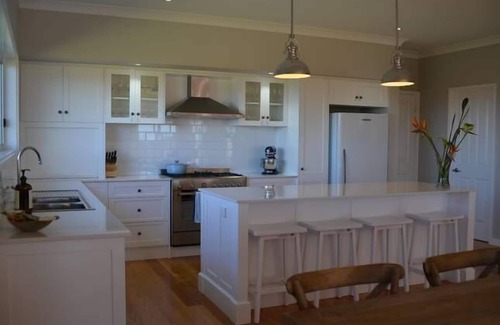 Berry House | "Fleurwood" - walkable distance into Berry