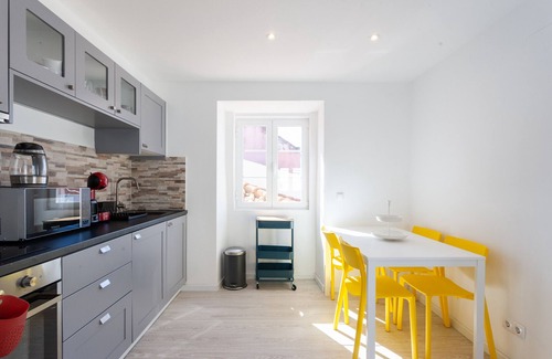 Linda-a-Velha Apartment | FLH Ajuda Modern Apartment