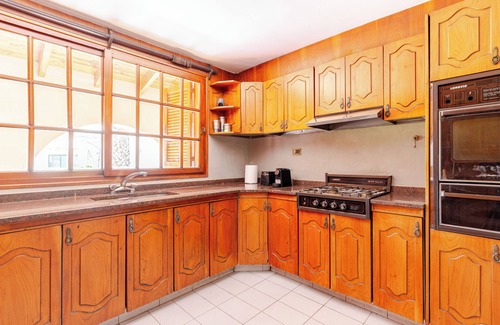 Godoy Cruz Villa | FLIPHAUS Wine Country Erlich 22 pax