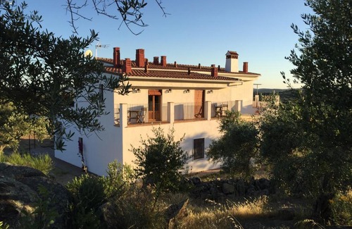 Almoharin Bed & Breakfast | Flores Amarillas B&B