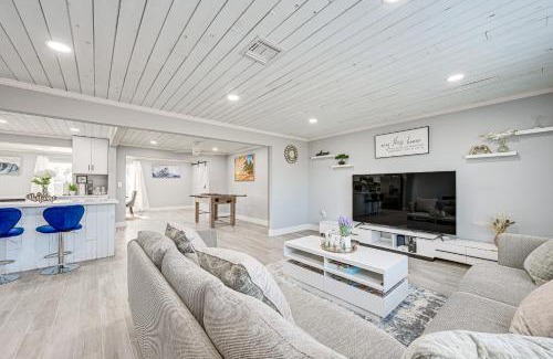Oakland Hills House | Florida Gulf Coast Getaway Pool and Screened Lanai!