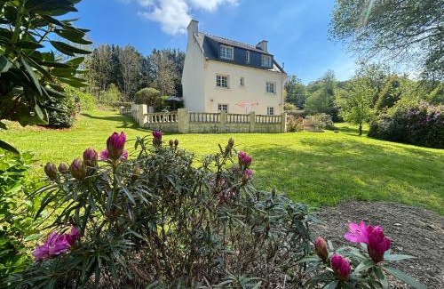 Treffrin House | Fontaine Blanche River View, Large Patio & Garden in Central Brittany with Starlink WiFi