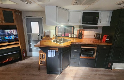 North Cowichan Bed & Breakfast | Forest Cabin - Hot Tub - Fast WiFi - Fire Pit On Site