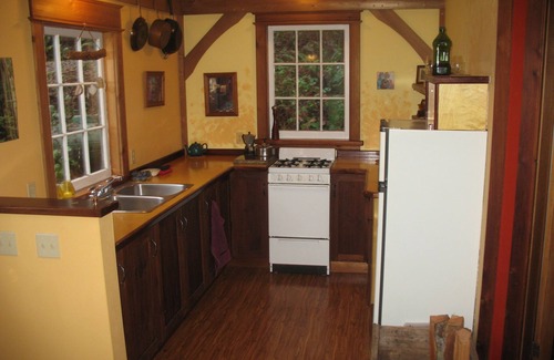 Powell River Cottage | Forest Garden Cottage by the Ocean