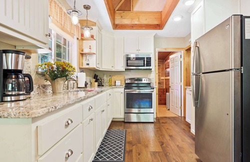 Sugar Pine Cabin | Forest Retreat|Fireplace| 7mi Yosemite King Beds