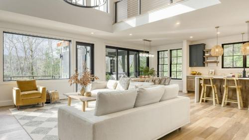 Monterey House | Forget-Me-Not by AvantStay Bold Lakefront Escape
