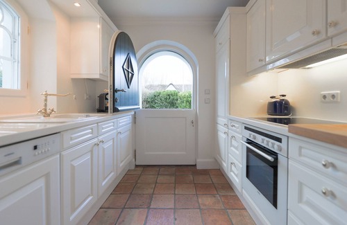 Keitum House | Formerly used as a weaving mill, the thatched Weberhof is now home to three houses.