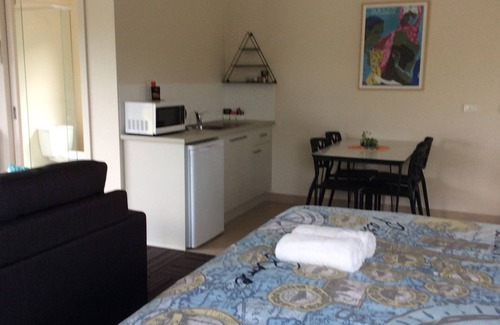 Forrest Apartment | Forrest River Valley Blue Wren Studio - self contained accommodation for couples