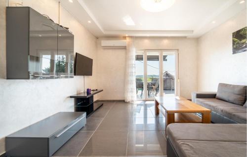 Municipality of Posedarje House | Four-Bedroom Holiday Home In Islam Latinski