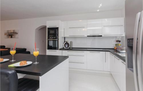 Suhovare House | Four-Bedroom Holiday Home In Suhovare