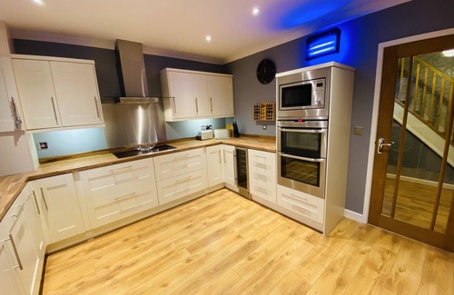 Carlisle Cottage | Four Oaks Cottage, Private Children’s Park, Large Garden & Hot Tub