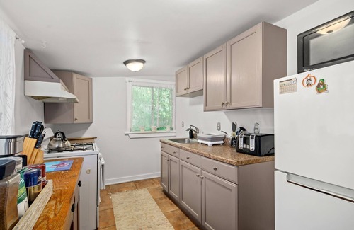 Ardentown House | Fox Field Cottage in Arden | 10 min to Riverfront