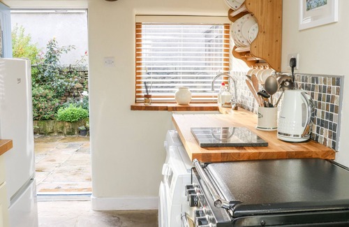 Kildwick Cottage | FOXGLOVE, pet friendly, character holiday cottage in Cross Hills