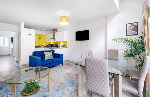 Slough House | Foxherne 6 Bed and 3 Bath Serviced House 20 with Parking - Slough