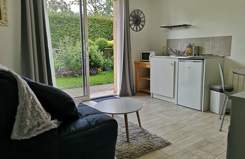 Saint-Sylvestre-de-Cormeilles Bed & Breakfast | Maya, independent guest studio with kitchenette