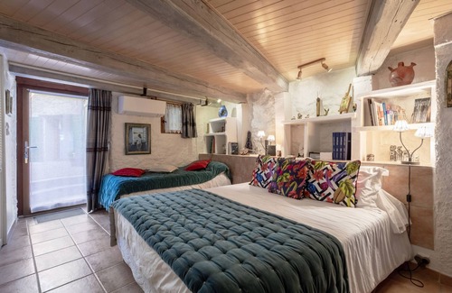 Sainte-Colombe-de-la-Commanderie Bed & Breakfast | Bed and breakfast 'Tourelle Chambre Double Vue Jardin'