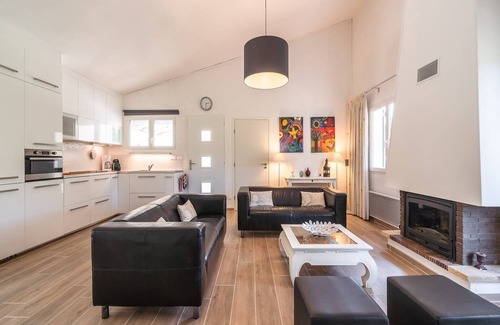 Pouzols-Minervois Villa | Villa in Pouzols with Private Pool & Vineyards