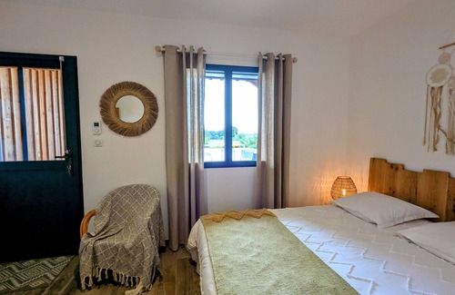 Faverolles Bed & Breakfast | Bohemian room with heated pool and free Wi-Fi