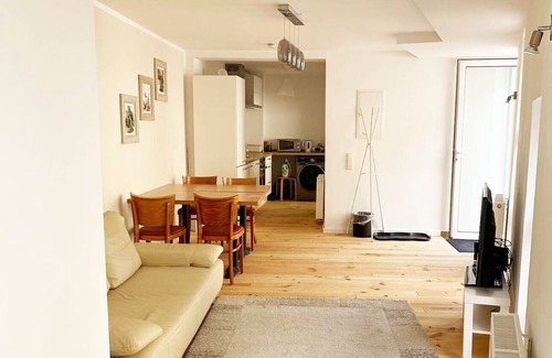 Wachenbuchen Apartment | Fr06 Möbliertes Wohnen in Maintal bei Frankfurt, 80qm, 3 Zimmer, 1. und 2.og, Max. 5 Personen