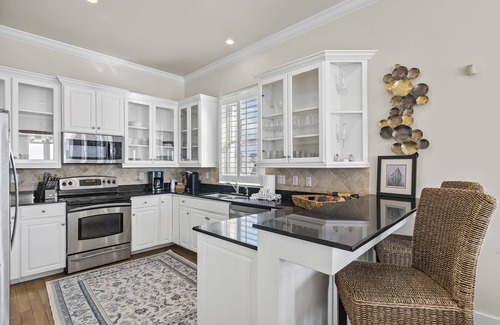 Delos House | Frangista Pearl |Beachfront | Remodeled | Heated Pool l Beach Gear |10 Beds