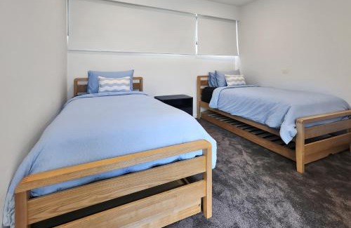 Newtown Apartment | Frankie Luxury pool house Geelong Sleeps 12 Close to GMHBA cafes restaurants shops schools