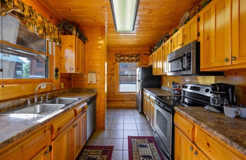 Gatlinburg - Pigeon Forge Cabin | Free Attractions | Dog-friendly, Hot Tub, WIFI, Fireplace, Views, Grill,