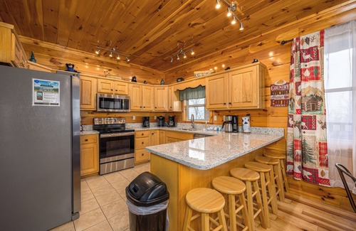 Sevierville Cabin | FREE attractions ticket 6 King suites with all the best amenities!