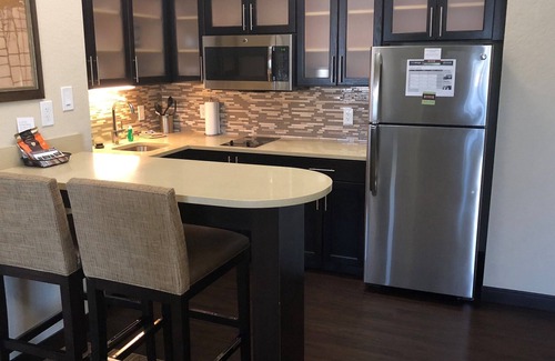 Lakeland Condo | Free Breakfast. Outdoor Pool. Gym. Only 15 Min to Downtown Lakeland.