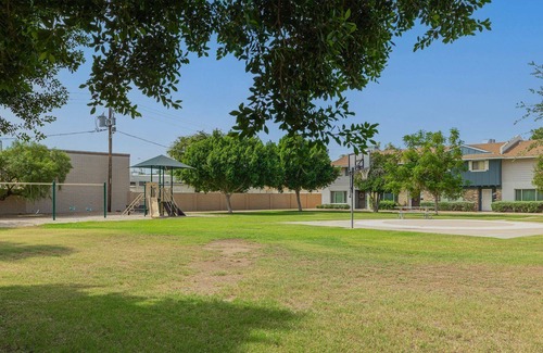 Park Scottsdale Townhouse House | FREE GOLF, Pool + Close to Spring Training, Old Town's Shopping & Dining, Private Back Patio & Grill