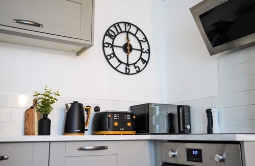Gloucester Apartment | Free Parking, City Centre, Professional Apartment