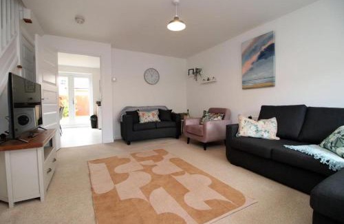 Rogerstone House | Free Wifi | Parking Access | 3BR