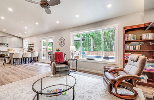 Freeland House | Freeland Retreat - Deck, Fire Pit & Beach Access!