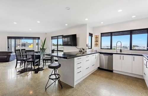 Manukau City Apartment | Freeman Escape with garage parking