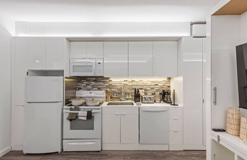 Cleveland Apartment | FreeParking+NearMusuems+LittleItaly+Rooftop