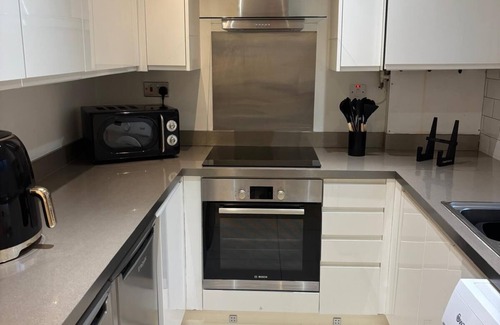 Hemel Hempstead House | Fresh, Cosy 2 Bed House: Contractors, Professionals - Garden and Free Parking