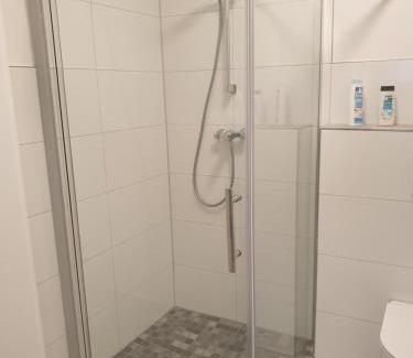 Gross Schneen House | Friedland Luxe Souterrain Doppelbettzimmer