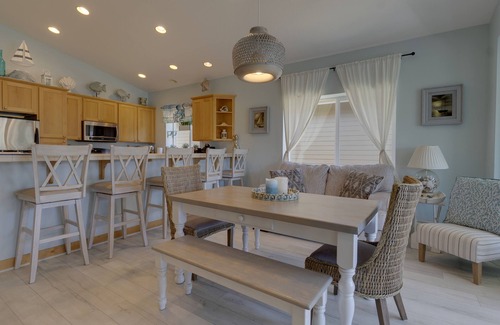 Gold Beach House | Friends & Family Seaside Retreat! Walk to the Beach!