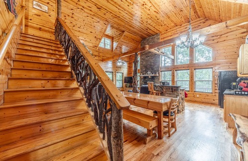 Cleveland Cabin | Frohe Hutte, Private Luxury Getaway, Game Room, Hot Tub, Fire Pit