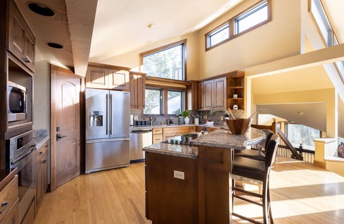 Historic District House | Frontier by AvantStay | Incredible Mtn Views & Hot Tub | Breckenridge Home
