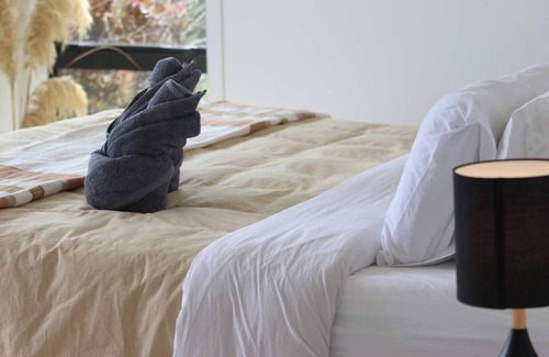 Raglan Bed & Breakfast | Full Coastal Retreat, 3 Rooms, Hot tub, Views!