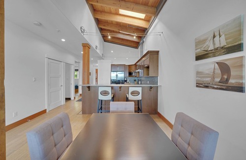 Ganges Condo | Full Condo with King & Queen beds - full kitchens on Salt Spring Island.