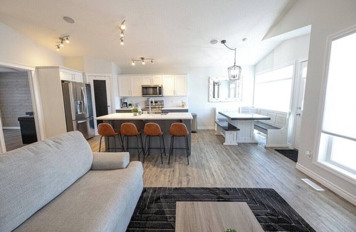 Grande Prairie House | Full House with AC | BBQ | Free WiFi | Smart TVs