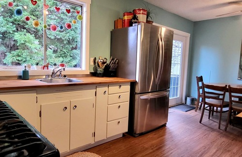 Courtenay House | Full House with Hot Tub and Private Yard close to parks and downtown.