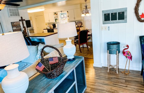 Mid America House | Fun at the Lake! Private Waterfront! HotTub! Outdoor Fireplace! 5 min to Casino!