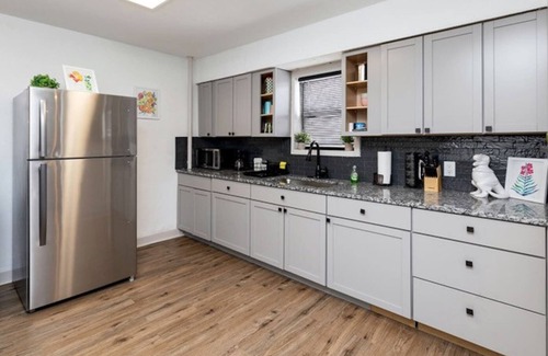 Des Moines House | Fun Backyard ~Close to Downtown~Pet Friendly~4BDRM