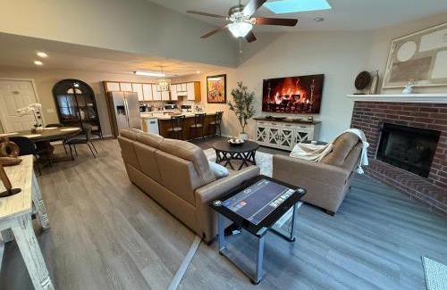 Rogers Apartment | Fun & Comfort for 8 in Roger! King & Arcade Games