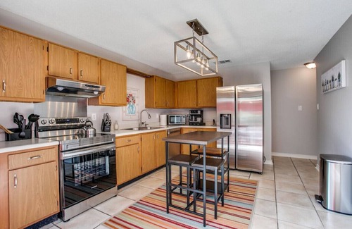 Oxbow House | Fun House near Fiesta Tx UTSA Pet-Friendly Getaway