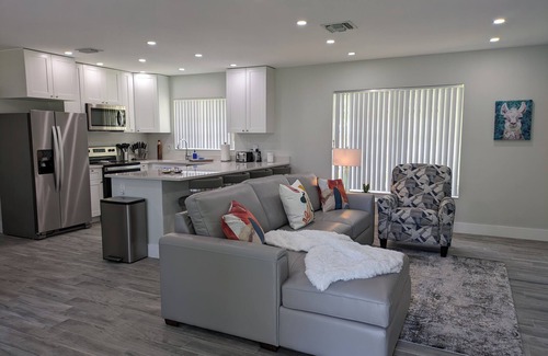 Coral Ridge House | "Fun"kadelic Flat! Shared Heated Pool n Spa! Beach 1.4 miles! Walk to Food n Fun