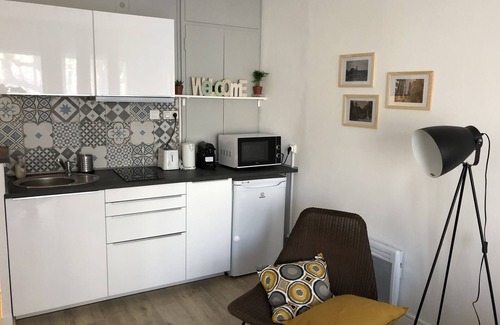 Couronne Urbaine Apartment | Functional & Chic 27 m2, bright with balcony and air-conditioning in the center of town