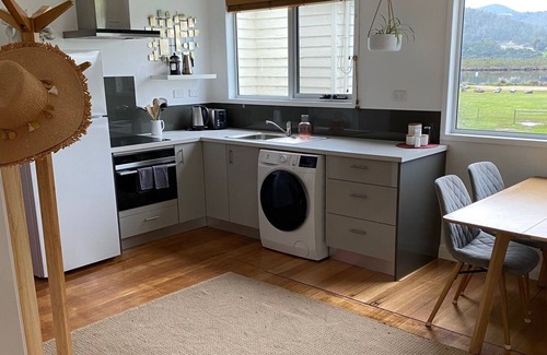 Franklin Apartment | Funky Flat in Franklin.Self Contained accommodation on the Huon River.